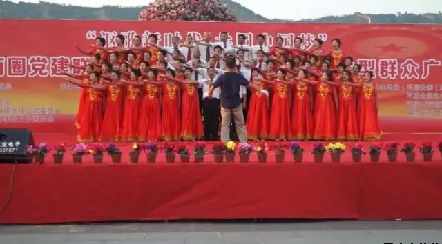 平?jīng)鲢垂军h委和興北路社區綠地廣場(chǎng)商圈黨建聯(lián)盟合作舉辦“謳歌新時(shí)代 共圓中國夢(mèng)”紀念改革開(kāi)放四十周年大型群眾廣場(chǎng)文化活動(dòng)(圖8) 平?jīng)鲢垂军h委和興北路社區綠地廣場(chǎng)商圈黨建聯(lián)盟合作舉辦“謳歌新時(shí)代 共圓中國夢(mèng)”紀念改革開(kāi)放四十周年大型群眾廣場(chǎng)文化活動(dòng)(圖8)