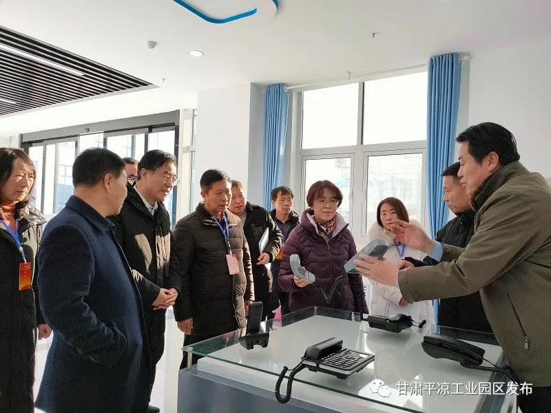 省市人大代表來(lái)平?jīng)龉I(yè)園區視察(圖3) 省市人大代表來(lái)平?jīng)龉I(yè)園區視察(圖3)
