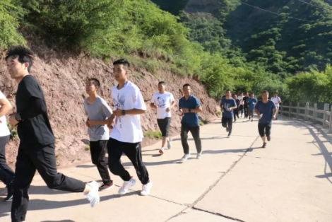 助力文旅市場(chǎng) 展示產(chǎn)投風(fēng)采——市產(chǎn)投集團組織開(kāi)展員工登山比賽活動(dòng)(圖3) 助力文旅市場(chǎng) 展示產(chǎn)投風(fēng)采——市產(chǎn)投集團組織開(kāi)展員工登山比賽活動(dòng)(圖3)