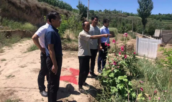 市產(chǎn)投集團赴幫扶村對接工作并慰問(wèn)困難黨員(圖1)