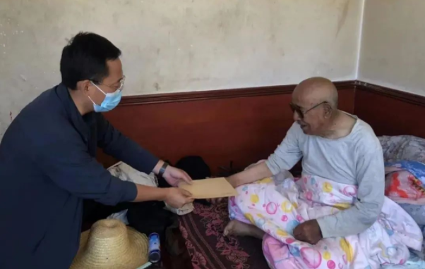 市產(chǎn)投集團赴幫扶村對接工作并慰問(wèn)困難黨員(圖2)