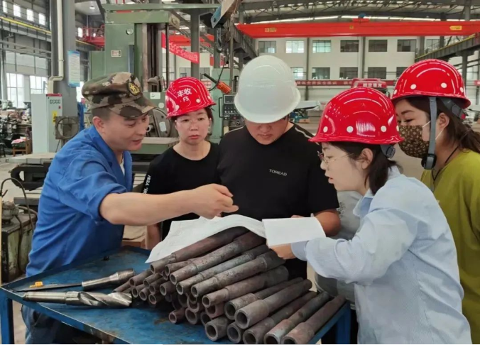 市產(chǎn)投集團百名員工下一線(xiàn)真磨礪練本領(lǐng)(圖1) 市產(chǎn)投集團百名員工下一線(xiàn)真磨礪練本領(lǐng)(圖1)